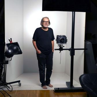 Fotograf Pavel Mára ve svém ateliéru v Praze.