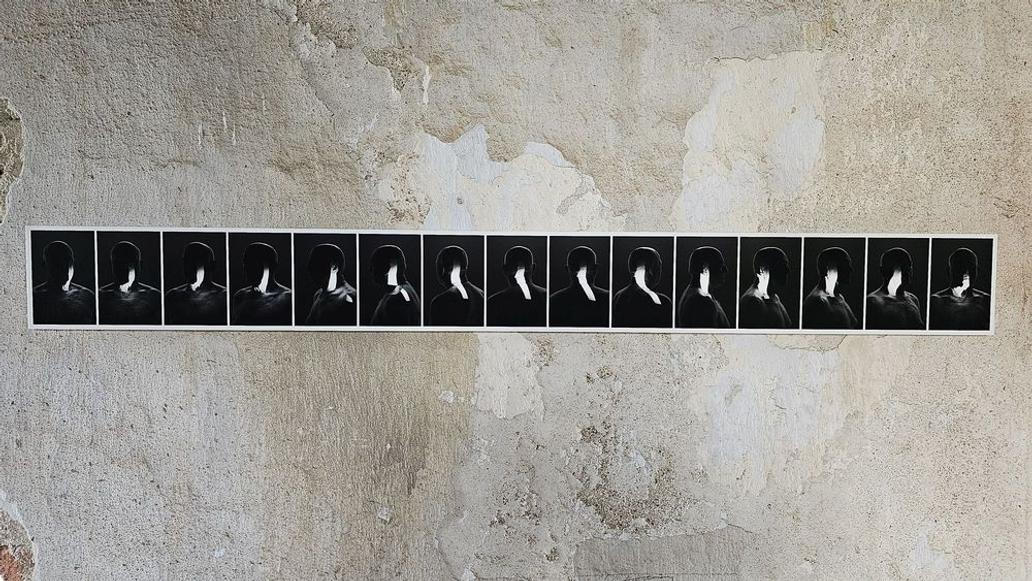Seriální fotografie Hlava G. Lidskou intimitu zachycuje Pavel Mára ve fascinujících proměnách světla a perspektivy.