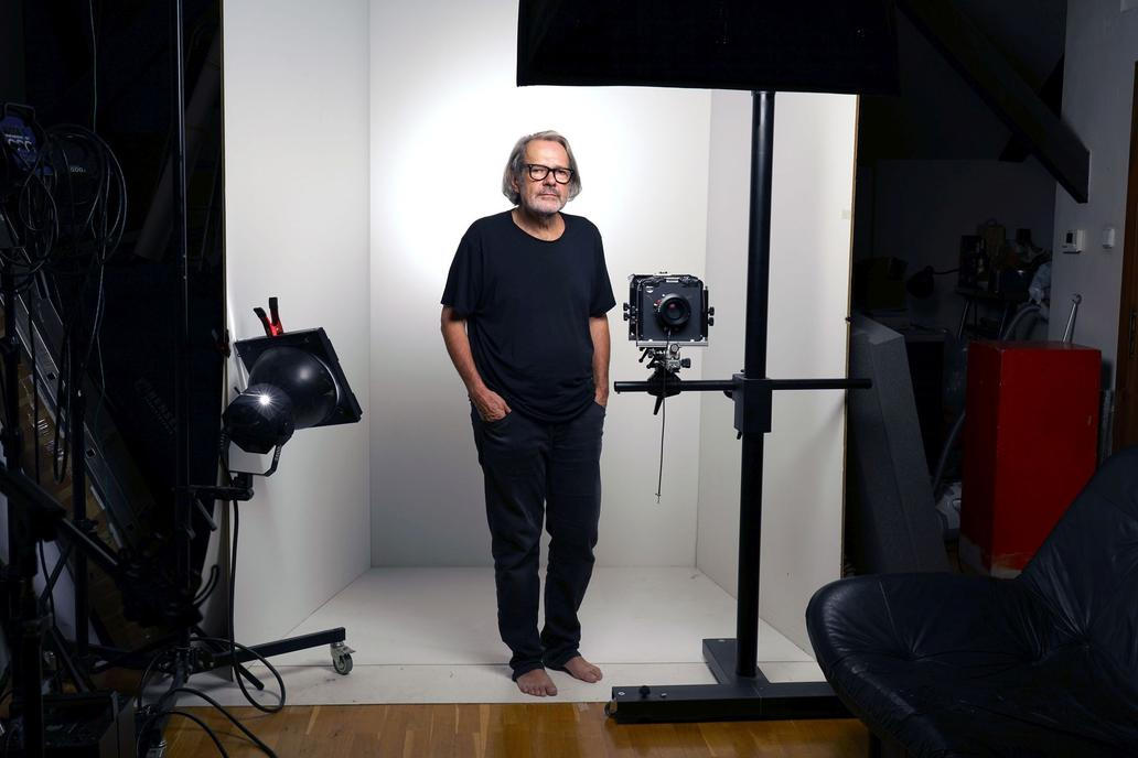 Fotograf Pavel Mára ve svém ateliéru v Praze.
