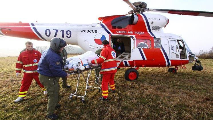 Jeden z třicet let starých vrtulníků Sokol, které nyní armáda postupně uzemňuje. Andrej Babiš však nesouhlasí. Rozhodl, že vojáci budou záchranku létat i po 1. lednu 2029. 