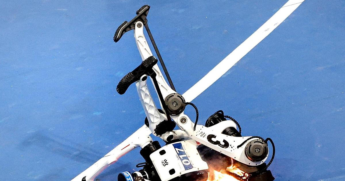 Čínská robotická olympiáda baví svět: pády, hořící stroje a nosítka