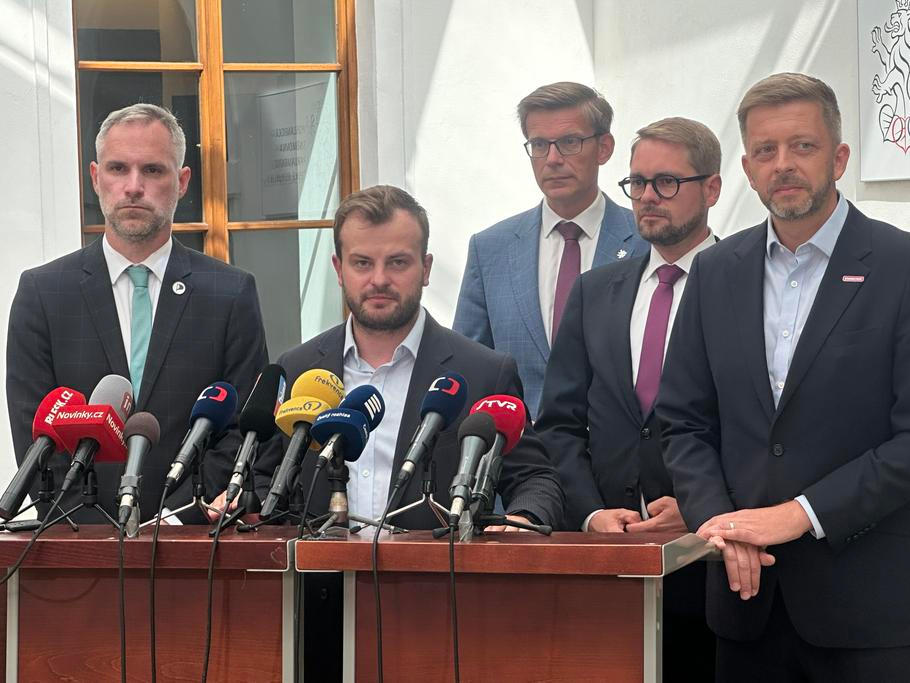 Pětice opozičních politiků ostře kritizovala ministryni financí Alenu Schillerovou za to, že se podle opozice snaží schválením rozpočtových pravidel velmi výrazně zadlužovat Českou republiku.