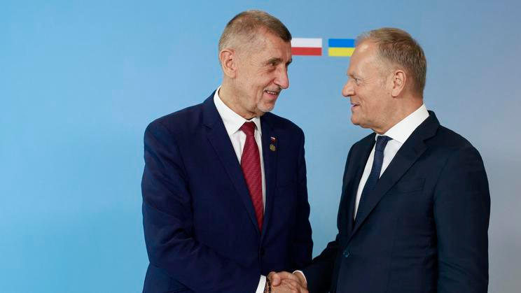 Falešná kampaň líčila Polsko jako hrozbu pro Česko. Andrej Babiš a Donald Tusk v ní měli stát na opačných stranách hrozícího konfliktu. Stopy dle odborníků vedou do Ruska.