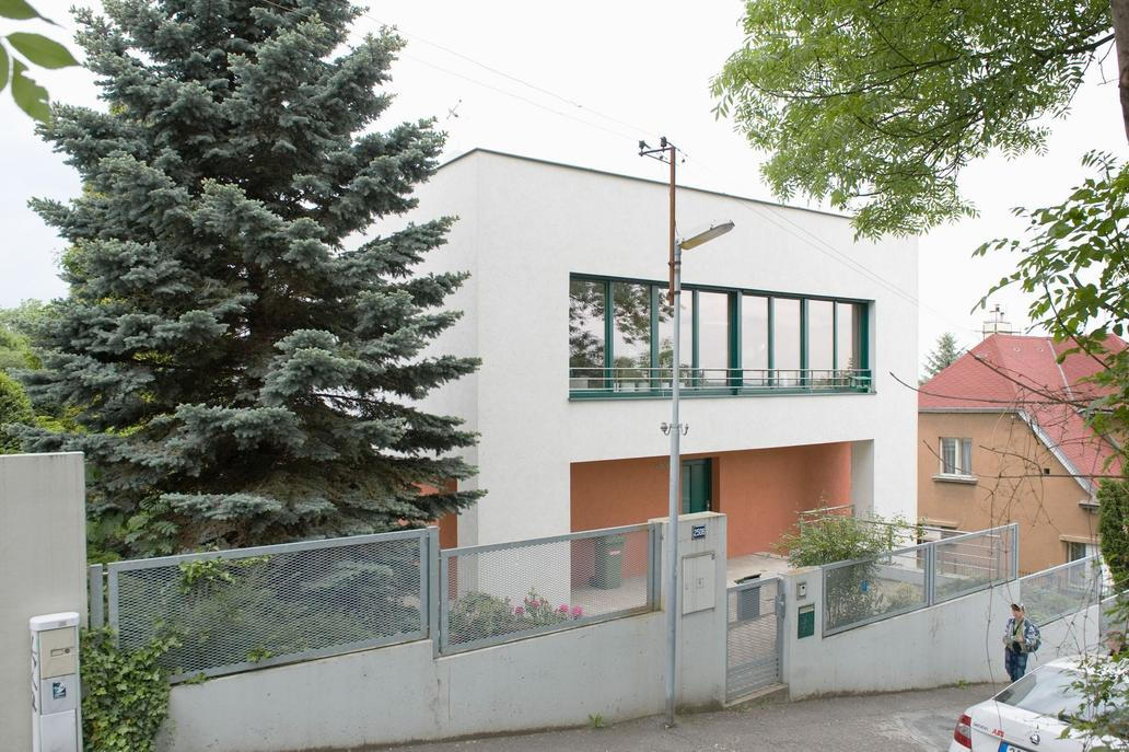 Rozšíření šumperáku ale nebylo omezeno na Šumperk ani Moravu. Typové domy podle Vaňkova návrhu se objevovaly po celém Československu. A postupem času se dočkaly řady úprav.