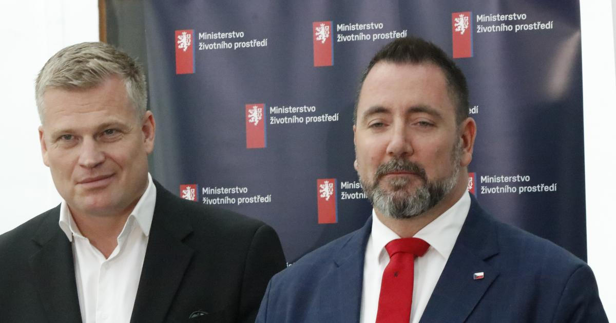 „Řešíme přírodní katastrofu.“ Motoristé varují před chemikáliemi na Šumavě, hrozí i exploze