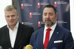 Ministr životního prostředí Igor Červený (vpravo) a poslanec Filip Turek (oba Motoristé) ve chvíli, kdy mimořádně „sestoupili“ k novinářům a čelili jejich dotazům.