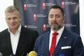 Ministr životního prostředí Igor Červený (vpravo) a poslanec Filip Turek (oba Motoristé) ve chvíli, kdy mimořádně „sestoupili“ k novinářům a čelili jejich dotazům.