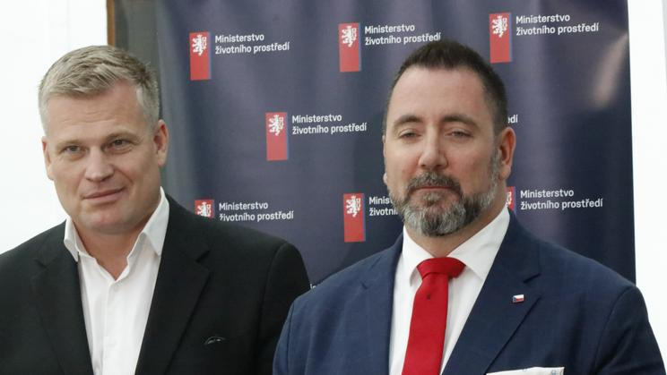 Ministr životního prostředí Igor Červený a poslanec Motoristů Filip Turek.