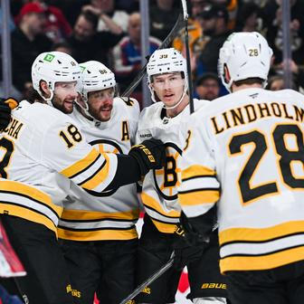 Radost hokejistů Bostonu (zleva Pavel Zacha a David Pastrňák)