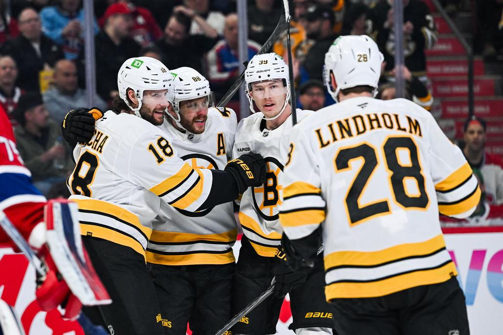 Radost hokejistů Bostonu (zleva Pavel Zacha a David Pastrňák)