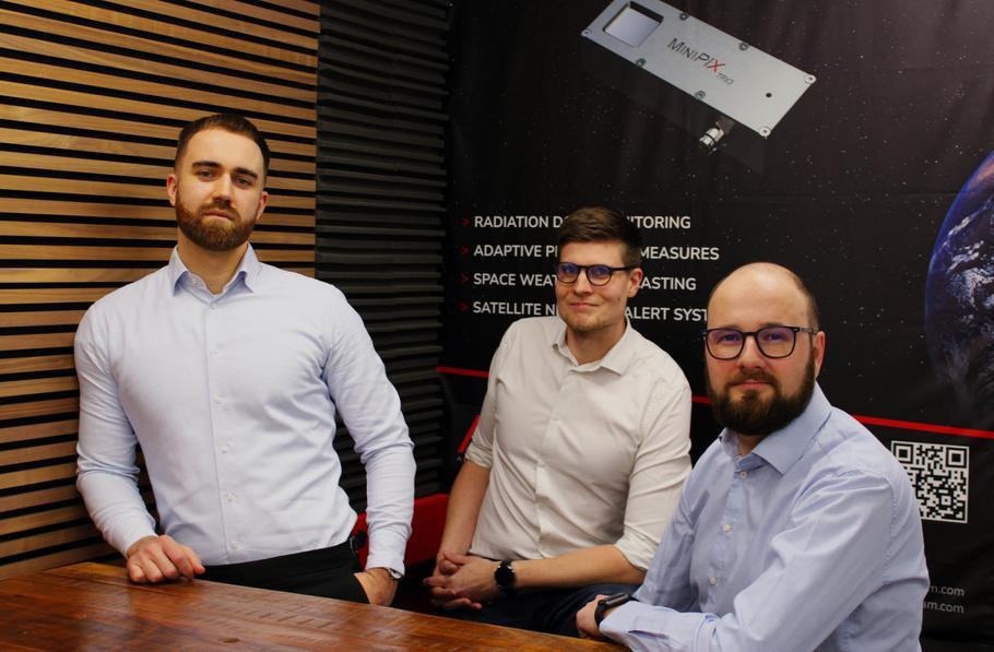 Vedení technologického start-upu AdvaSpace. Zleva: Matouš Kasal – technický ředitel AdvaSpace, Martin Tyburec – ředitel AdvaSpace (CEO), a Jan Kalaš – obchodní ředitel firmy.