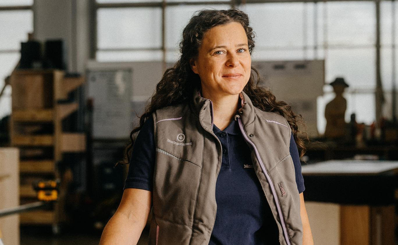 Kateřina Hadravová je designérkou a tvůrkyní konceptu Maringotka snů, kde s týmem navrhuje a staví originální mobilní stavby určené pro moderní bydlení a relaxaci.