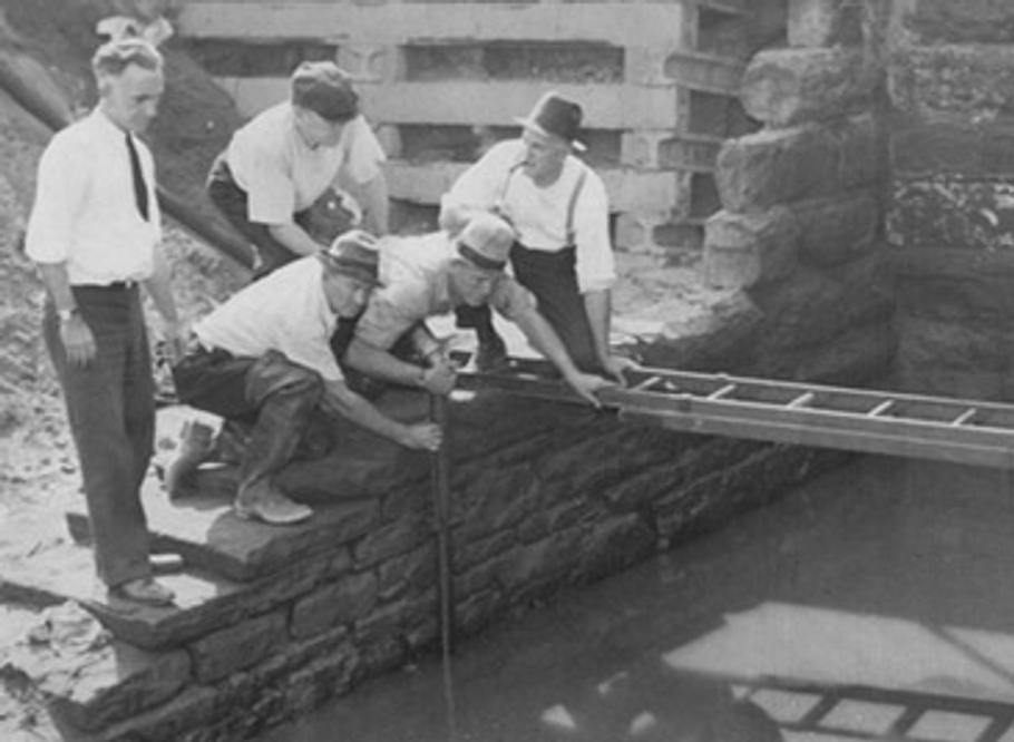 Policisté hledající lidské ostatky v Kingsbury Run v Clevelandu v září 1936.