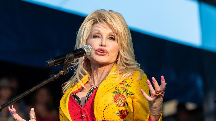 Dolly Parton během koncertu na newyorském Rhode Island 27. července 2019.