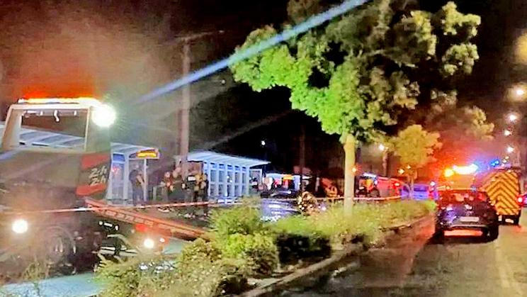 Záchranáři na místě incidentu v severofrancouzském městě Caen , při kterém zahynul minimálně jeden člověk a dalších sedm bojuje v nemocnici o život .