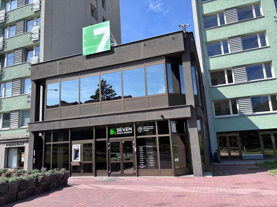 Mostecké panelákové sídlo společnosti Sev.en. Právě tu se zástupci firem uhlobarona Pavla Tykače scházejí bez přítomnosti státních úředníků se starosty.