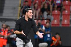 Albert Riera, kouč CZ Bělehrad, se při utkání v Plzni nestačil divit.