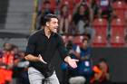 Albert Riera, kouč CZ Bělehrad, se při utkání v Plzni nestačil divit.