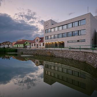 V průběhu projektové přípravy obec odkoupila sousední pozemek, což umožňuje školu v budoucnu rozšířit ještě o 80 % kapacity nové budovy. 