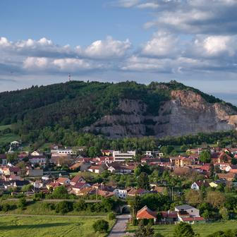 Transformace stávající budovy představovala ekonomicky i urbanisticky nejvhodnější řešení. 
