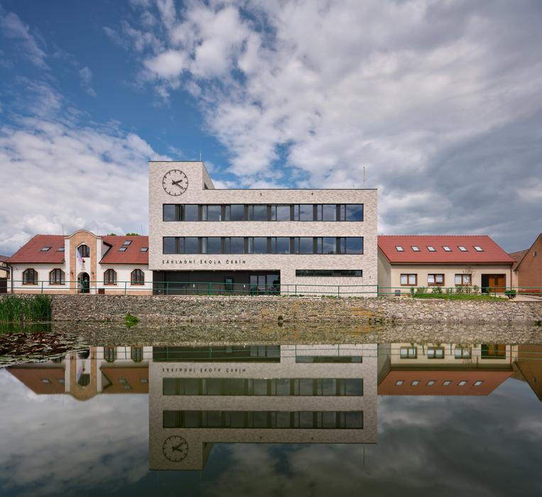 Konstrukční a materiálové řešení bylo při výstavbě použito standardní. Svislé konstrukce jsou z keramických tvárnic a stropy jsou lité betonové.