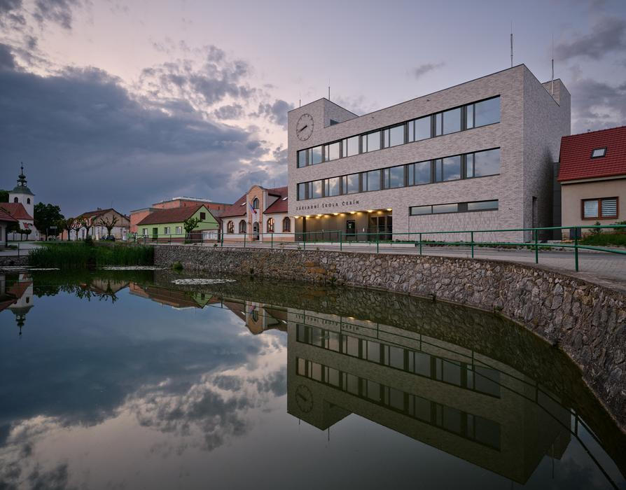 V průběhu projektové přípravy obec odkoupila sousední pozemek, což umožňuje školu v budoucnu rozšířit ještě o 80 % kapacity nové budovy. 