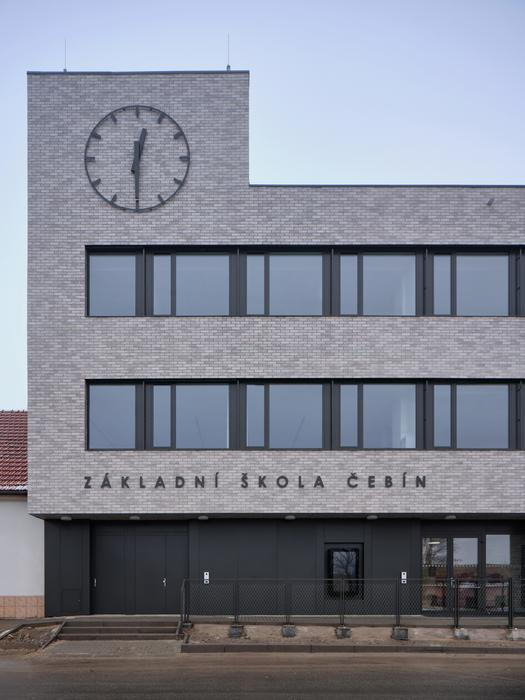 Trvanlivá budova s možností budoucího rozšíření se stává významnou součástí občanského centra obce i jejího systému soběstačnosti.