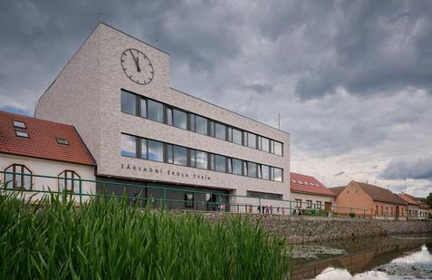 Obálka budovy je navržena s důrazem na energetickou efektivitu – kontaktní zateplovací systém s minerální izolací, kvalitní výplně otvorů a kompaktní tvar stavby přispívají k nízké energetické náročnosti.