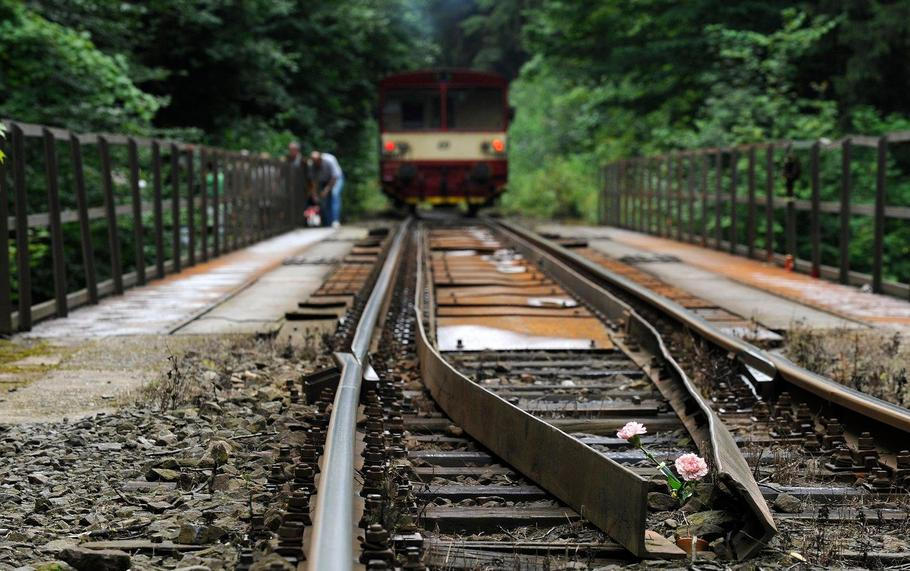 Mladý strojvůdce osobního vlaku Eduard Vraštil stihl zatáhnout brzdu a z kabiny vykřiknout podle přeživších poslední slova: „Držte se dozadu!“ Bylo to varování, které možná zachránilo několik životů, ale osud už změnit nemohlo. Vraštil střet vlaků nepřežil. ...