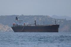 Ropný tanker poblíž venezuelského města Puerto La Cruz.