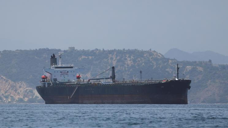 Ropný tanker poblíž venezuelského města Puerto La Cruz.