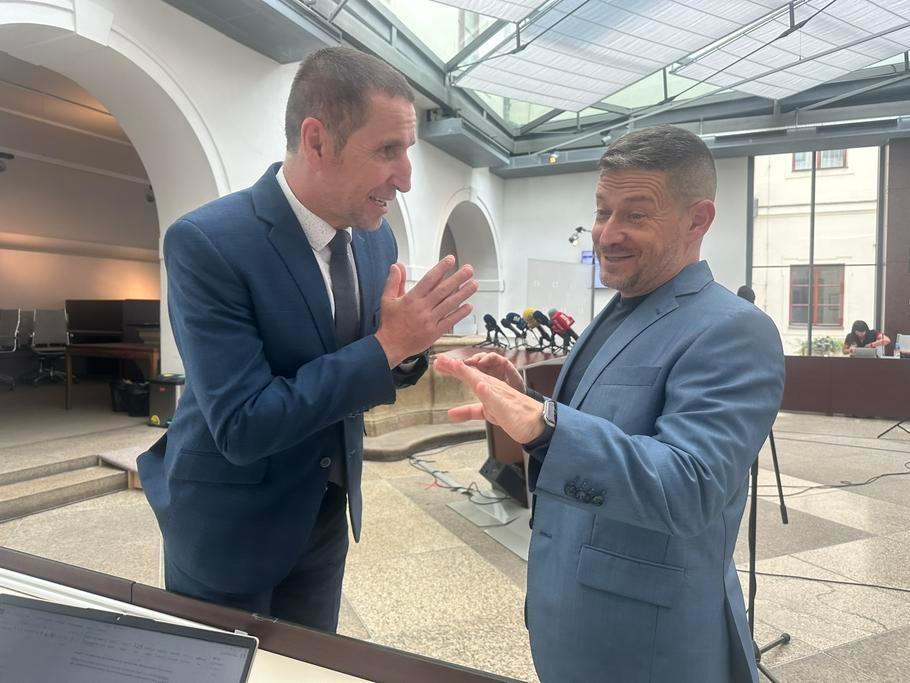 Takto spolu „debatovali“ v tomto týdnu političtí soupeři a zároveň sportovní přátele Karel Haas (ODS) a Patrik Nacher (ANO).