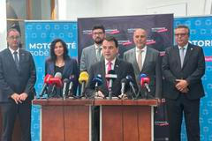 Předseda Motoristů sobě Petr Macinka s dalšími členy strany na tiskové konferenci v Poslanecké sněmovně.