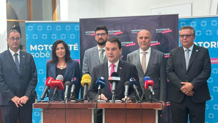 Předseda Motoristů sobě Petr Macinka s dalšími členy strany na tiskové konferenci v Poslanecké sněmovně.
