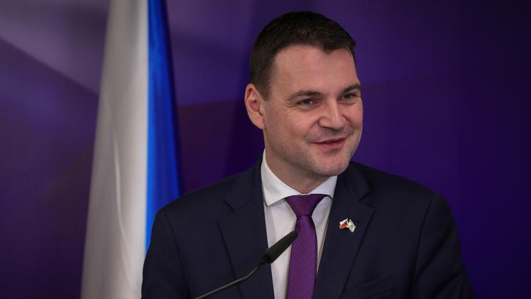 Ministr zahraničí Petr Macinka (Motoristé) vidí ve stažení kompetenční žaloby na vládu cestu k dalšímu jednání s prezidentem Petrem Pavlem.