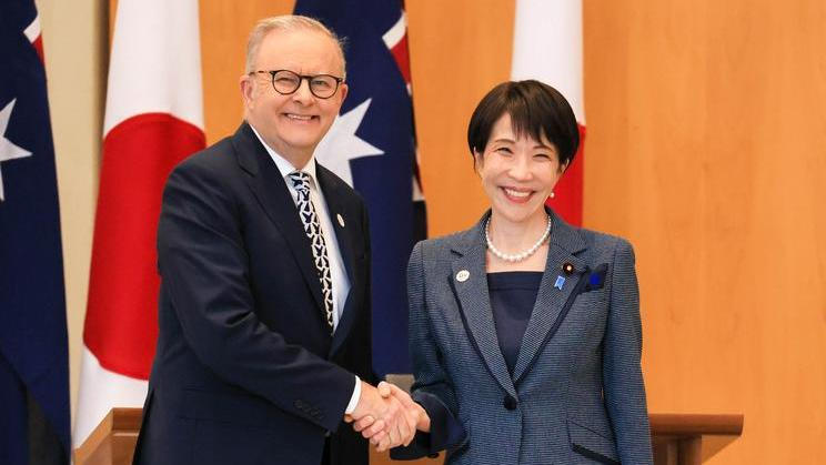 Australský premiér Anthony Albanese s japonskou premiérkou Sanae Takaičiovou na bilaterální schůzce 4. května 2026.