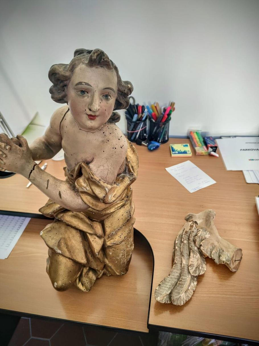 Socha anděla s polámanými křídly zůstane zatím neopravená jako memento komunisty zaviněného rozkladu společnosti.