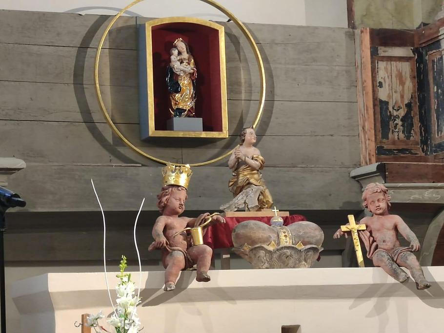 „Krylova“ anděla provizorně doplňují dva andílci neboli putti z opravované červené Einsiedelnské kaple při vstupu do areálu kláštera.