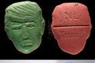 Tableta extáze ve tvaru hlavy amerického prezidenta Donalda Trumpa.