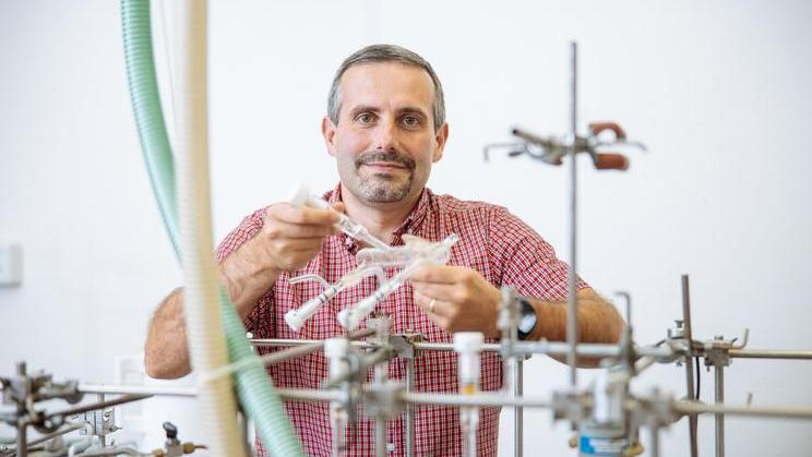 Nevyhubí nás, nepředají nám technologie, ale možná nás už dávno zkoumají jako biologickou rezervaci. Podle chemika Martina Feruse sice vědecký důkaz o návštěvě z kosmu chybí, kategoricky ji však vyloučit nelze.