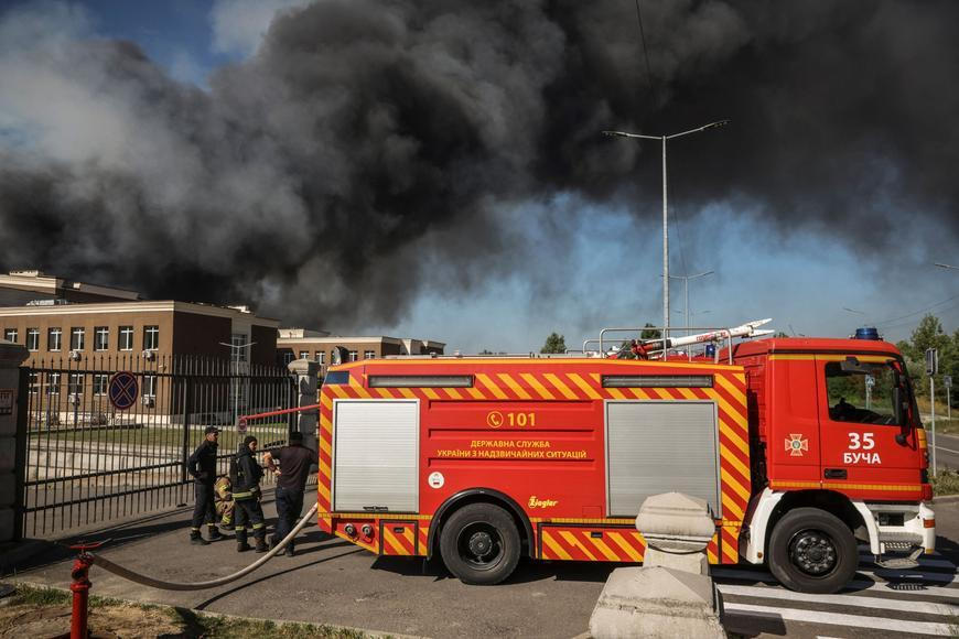 Po zásahu skladu následovala exploze. Při ruském útoku u Kyjeva zahynulo 37 lidí