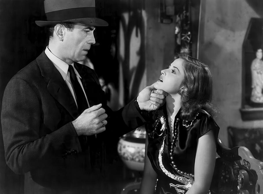 Marlowe (Humphrey Bogart) najde zdrogovanou Carmen (Martha Vickersová) v choulostivé situaci.