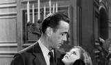 Generálova zhýralá dcera Carmen (Martha Vickersová) se pokusí stojícímu Marlowovi (Humphrey Bogart) sednout do klína.