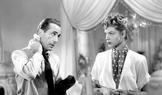 Detektiv Phil Marlowe (Humphrey Bogart) se při vyšetřování případu pořádně zapotí (na snímku s Lauren Bacallovou).
