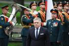 Slovenský premiér Robert Fico byl v Moskvě na Den vítězství už loni. Letos se neúčastnil vojenské přehlídky, položil pouze věnec k hrobu neznámého vojína a uctil památku vojáků minutou ticha.