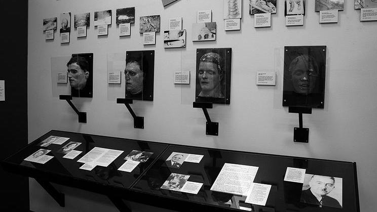 Posmrtné masky obětí Řezníka z Kingsbury Run v Cleveland Police Museum.