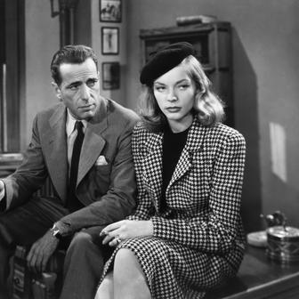 Starší generálova dcera Vivian (Lauren Bacallová) skrývá před Marlowem (Humphrey Bogart) temné rodinné tajemství.