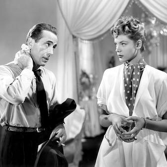 Detektiv Phil Marlowe (Humphrey Bogart) se při vyšetřování případu pořádně zapotí (na snímku s Lauren Bacallovou).