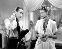 Detektiv Phil Marlowe (Humphrey Bogart) se při vyšetřování případu pořádně zapotí (na snímku s Lauren Bacallovou).