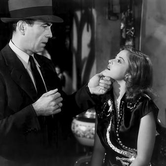 Marlowe (Humphrey Bogart) najde zdrogovanou Carmen (Martha Vickersová) v choulostivé situaci.